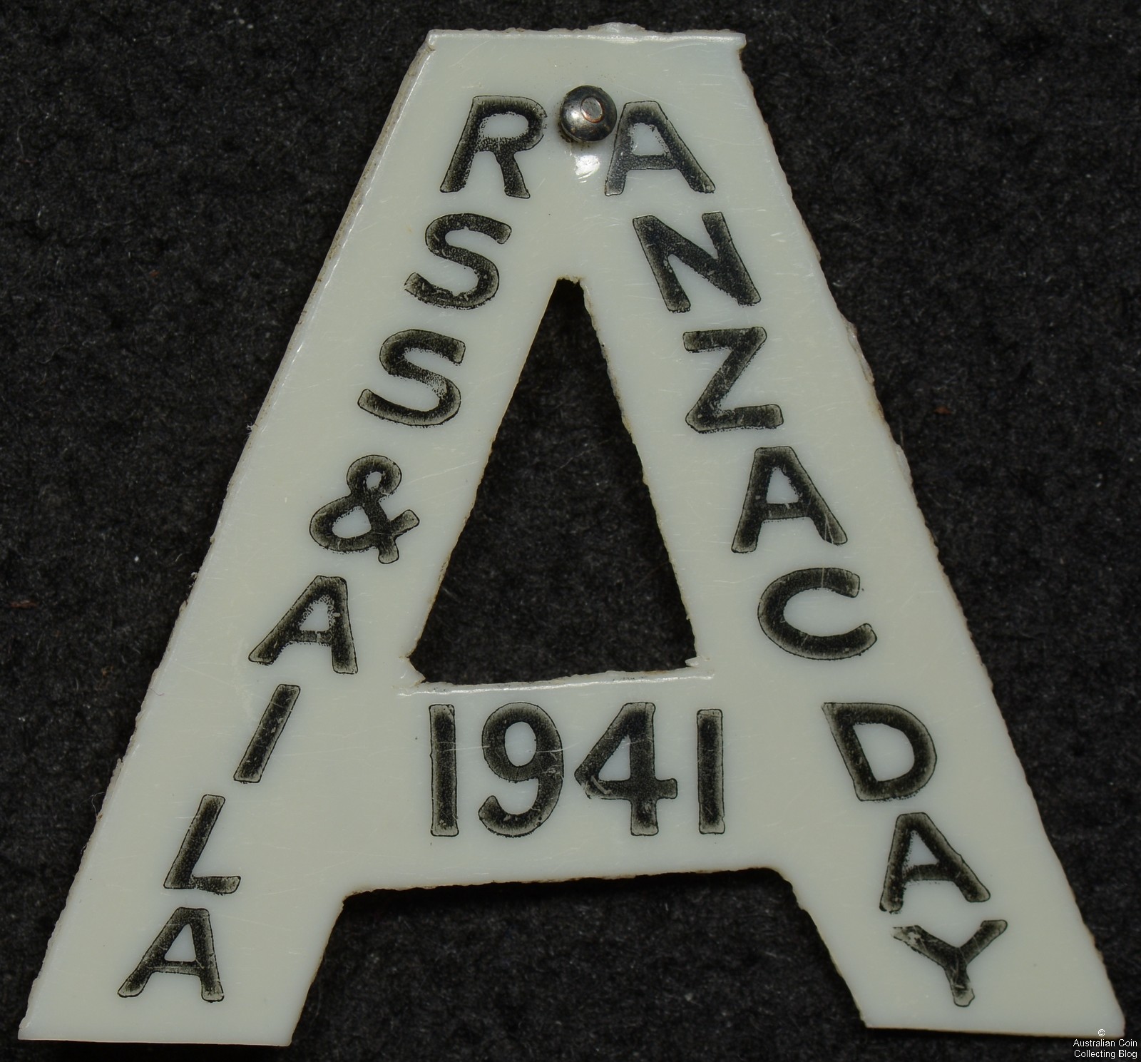 ANZAC DAY RSS & AILA 1941 White Celluloid Badge